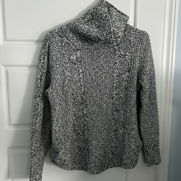 Gray Cable Knit Turtleneck Sweater - Picture 3 of 4